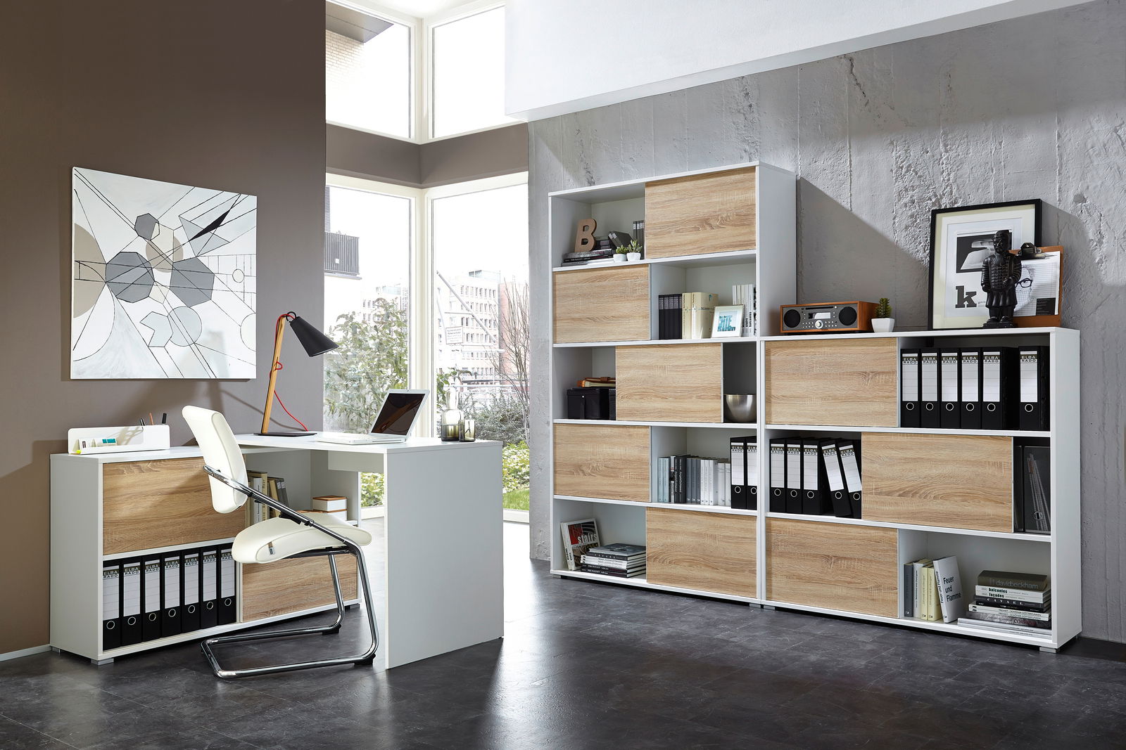 Moderne Büromöbelkombination mit Schreibtisch und Schiebetürenregalen in heller Holzoptik, seitliche Perspektive