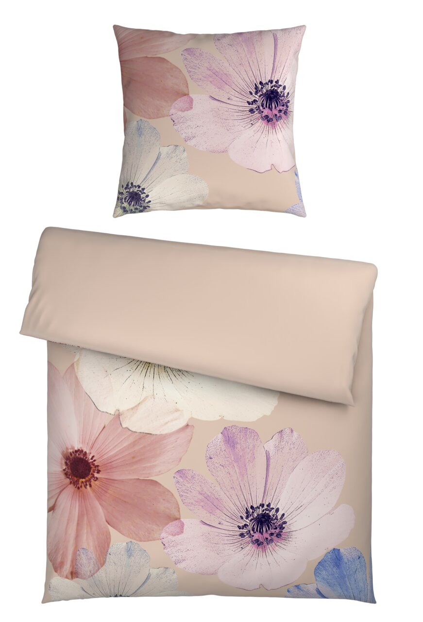 Bettwäsche-Set mit großen, pastellfarbenen Blumenmotiven auf beigem Hintergrund, aus der Vogelperspektive fotografiert.