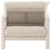 Rückansicht eines beigen Loungesessels mit geflochtenem Rückenteil und gepolstertem Sitz.