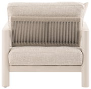 Rückansicht eines beigen Loungesessels mit geflochtenem Rückenteil und gepolstertem Sitz.