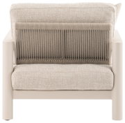 Achterkant van een beige loungestoel met een gevlochten rugleuning en een gestoffeerde zitting.