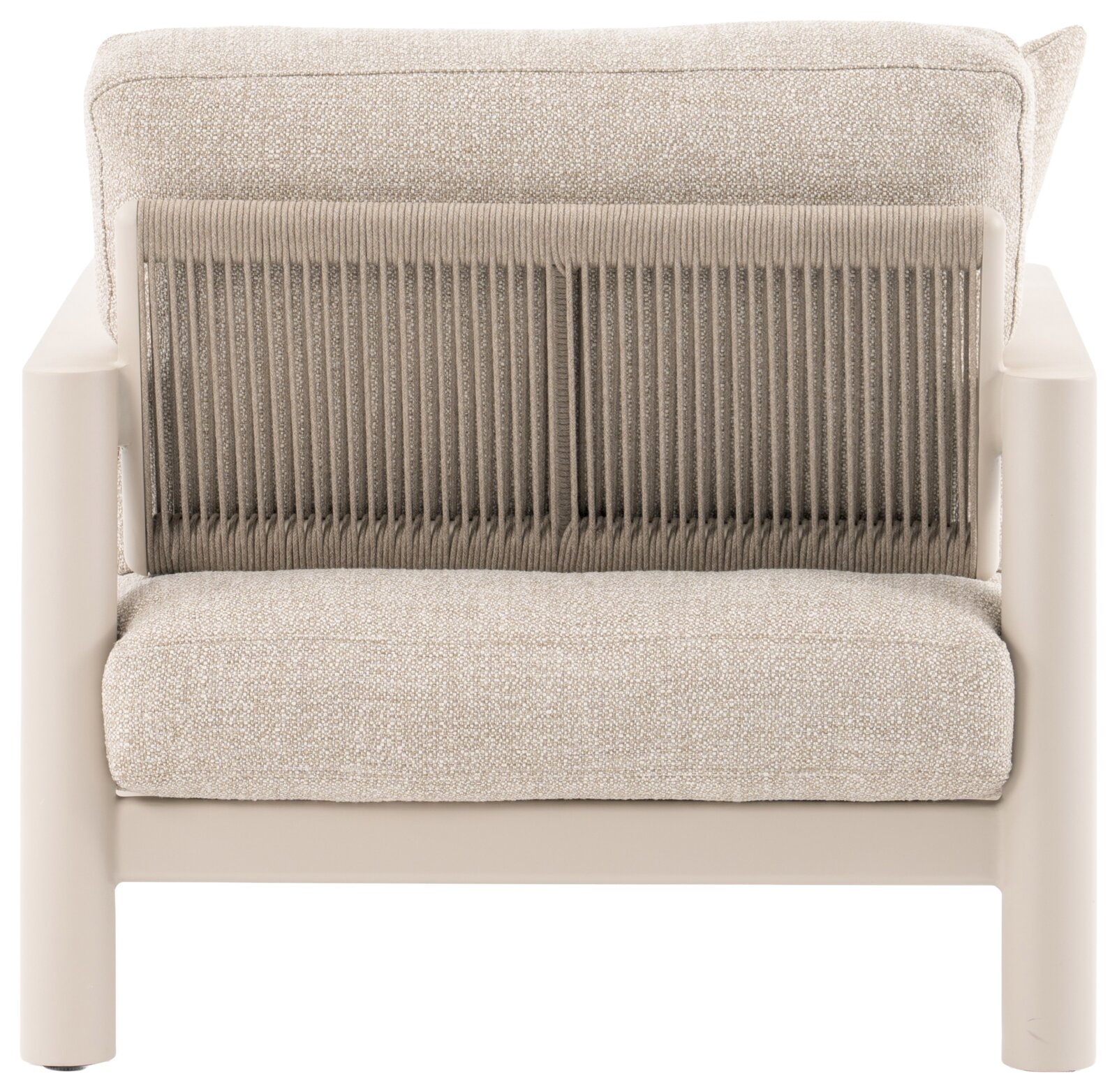 Achterkant van een beige loungestoel met een gevlochten rugleuning en een gestoffeerde zitting.