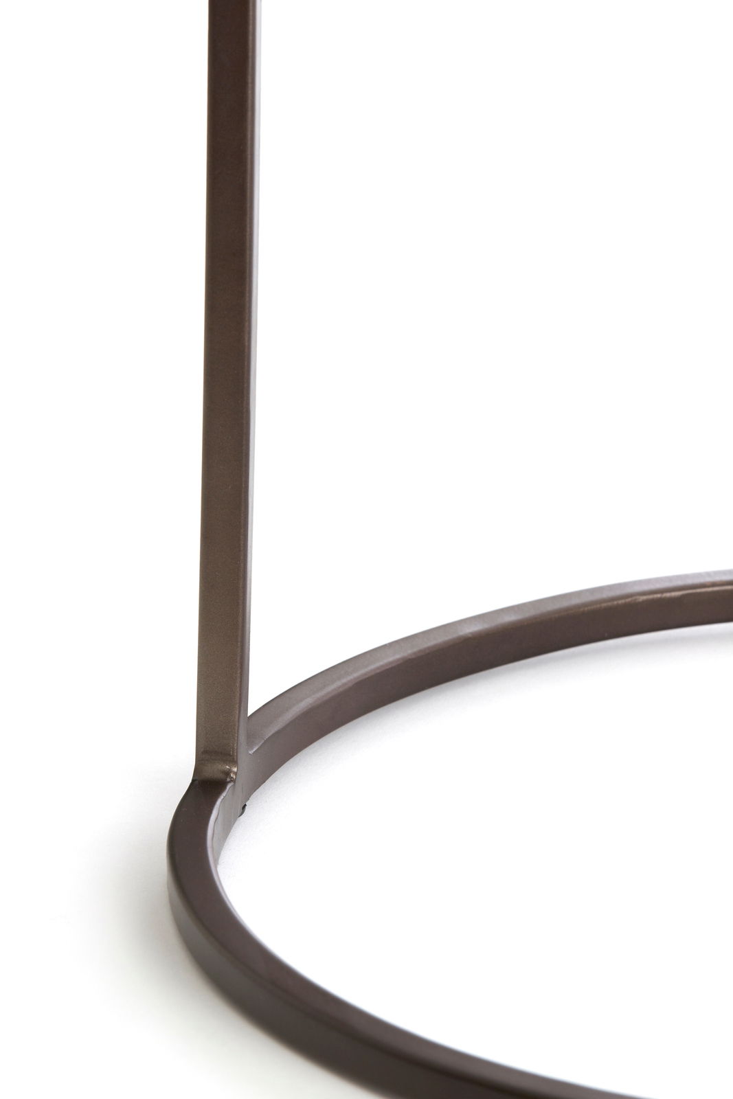 Nahaufnahme eines Metallgestells eines Beistelltisches, Perspektive von unten.