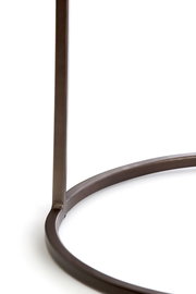 Nahaufnahme eines Metallgestells eines Beistelltisches, Perspektive von unten.