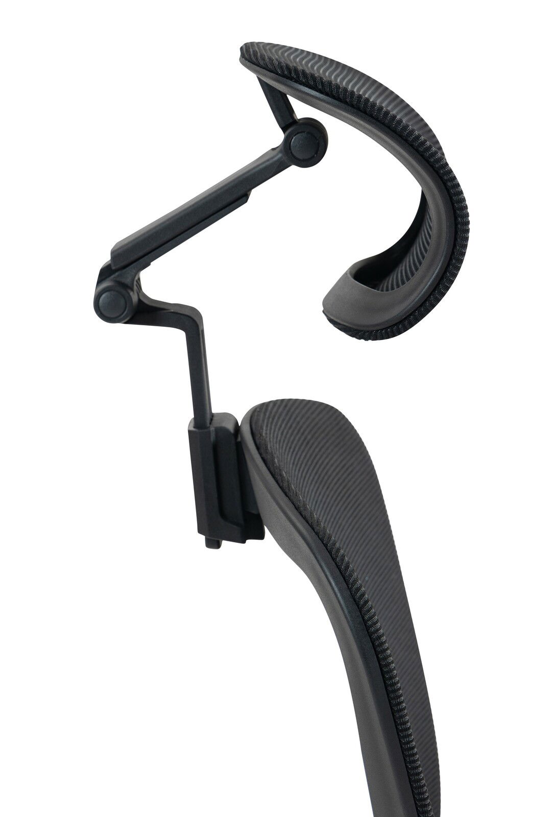 Seitliche Nahaufnahme einer schwarzen Kopfstütze eines Drehstuhls mit verstellbarem Gelenk.