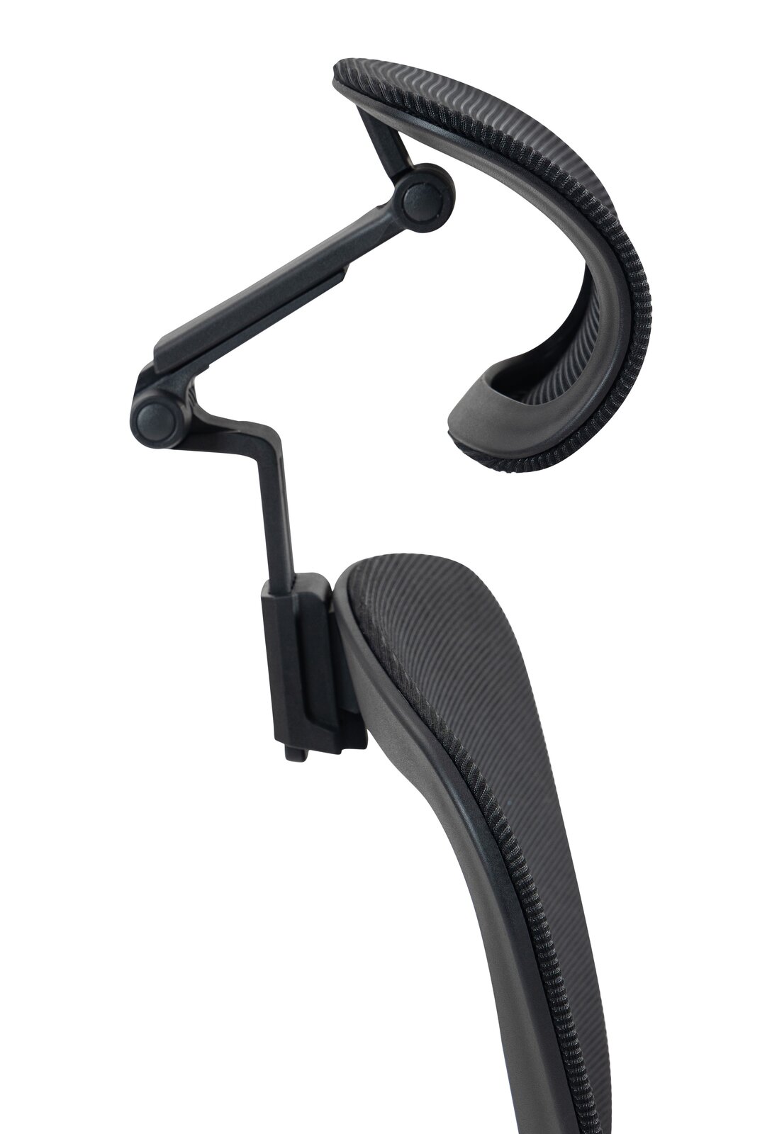 Seitliche Nahaufnahme einer schwarzen Kopfstütze eines Drehstuhls mit verstellbarem Gelenk.