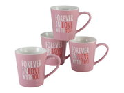 Vier rosafarbene Keramikbecher mit weißem Innenraum und Aufdruck „FOREVER IN LOVE WITH YOU“ in Weiß und Rot, schräg von vorne in leicht erhöhter Perspektive fotografiert.