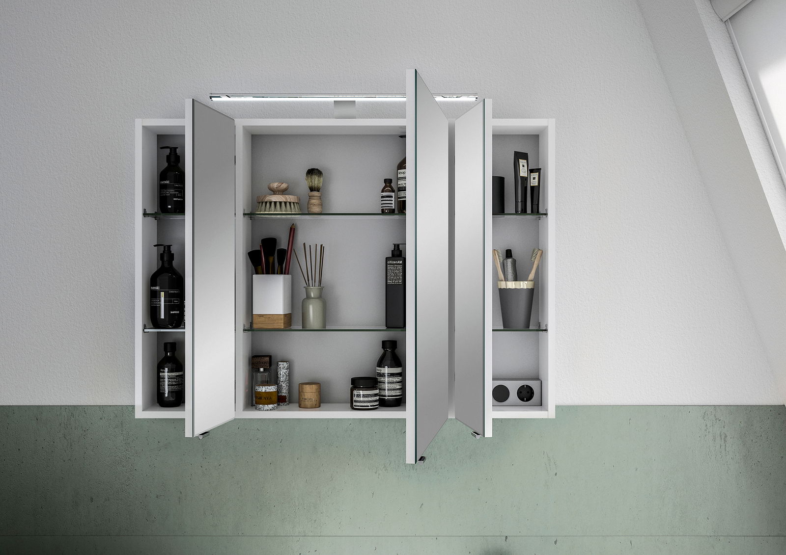 Spiegelschrank mit geöffneten Türen, gefüllt mit Pflegeprodukten und Accessoires, aus frontaler Perspektive.