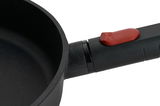 Nahaufnahme einer Gusspfanne Eco Logic 20cm QXR mit schwarzem Griff und rotem Knopf, seitliche Perspektive.