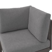 Grauer Sessel mit weichen Polstern, Nahaufnahme von der Seite