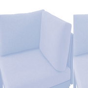 Grauer Sessel mit weichen Polstern, Nahaufnahme von der Seite