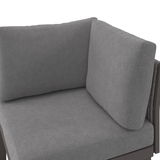 Grauer Sessel mit weichen Polstern, Nahaufnahme von der Seite