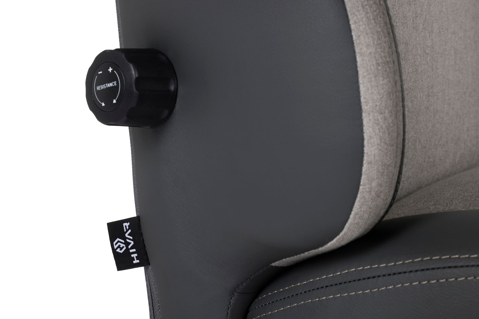 Nahaufnahme eines Gaming-Stuhls mit einem Drehknopf zur Widerstandseinstellung und einem Markenetikett, seitliche Perspektive.