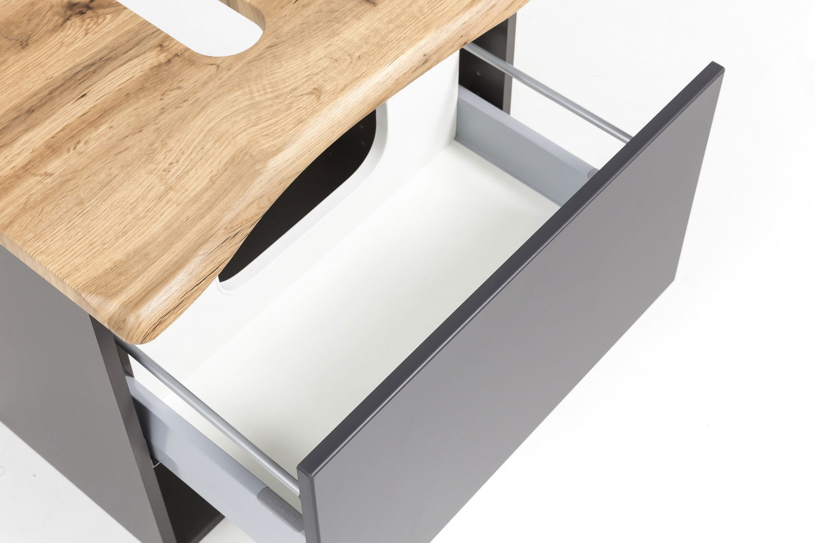 Waschbeckenunterschrank mit geöffneter Schublade, Holzoberfläche und grauer Front, aus der Vogelperspektive