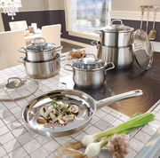 Topfset Brillant 6-tlg. aus Edelstahl in moderner Küche, seitliche Perspektive