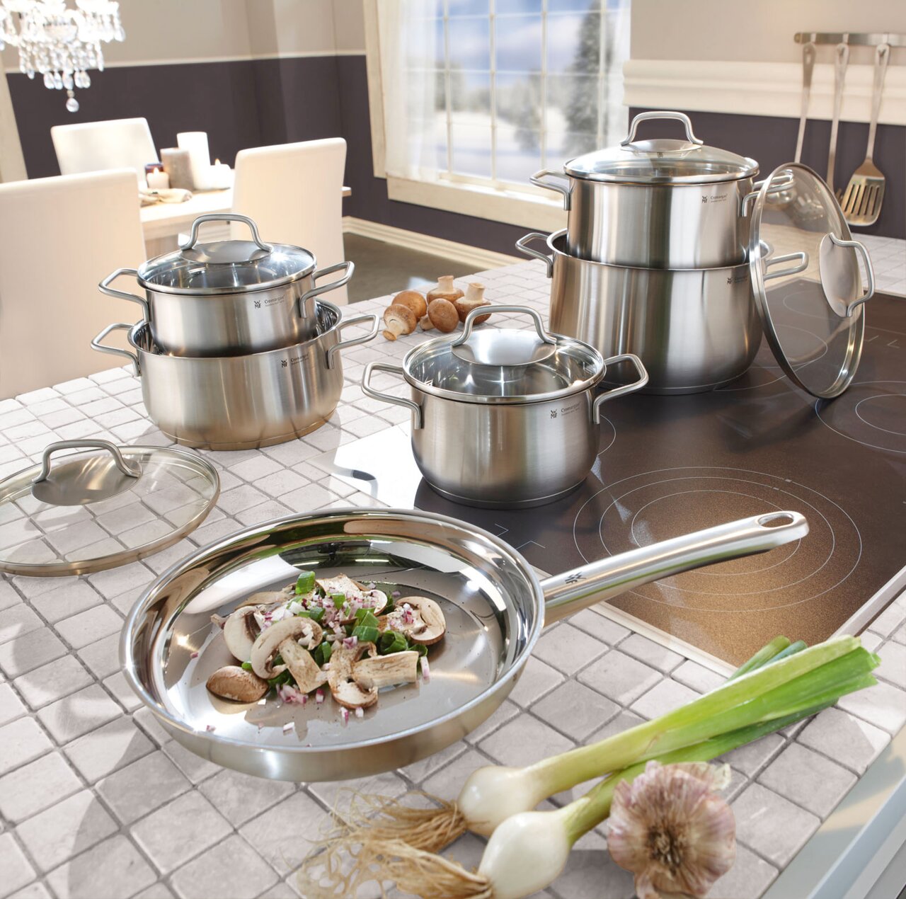 WMF 6-delige pannenset BRILLANT 6-delige Brillant-pannenset van roestvrij staal in een moderne keuken, zijaanzicht
