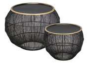 Zwei runde Beistelltische im Set, mit schwarzer Drahtstruktur und goldenen Rändern, aus einer leicht erhöhten Perspektive fotografiert.