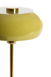 Nahaufnahme einer Tischleuchte mit glänzendem, olivgrünem Lampenschirm und goldenem Ständer, seitliche Perspektive