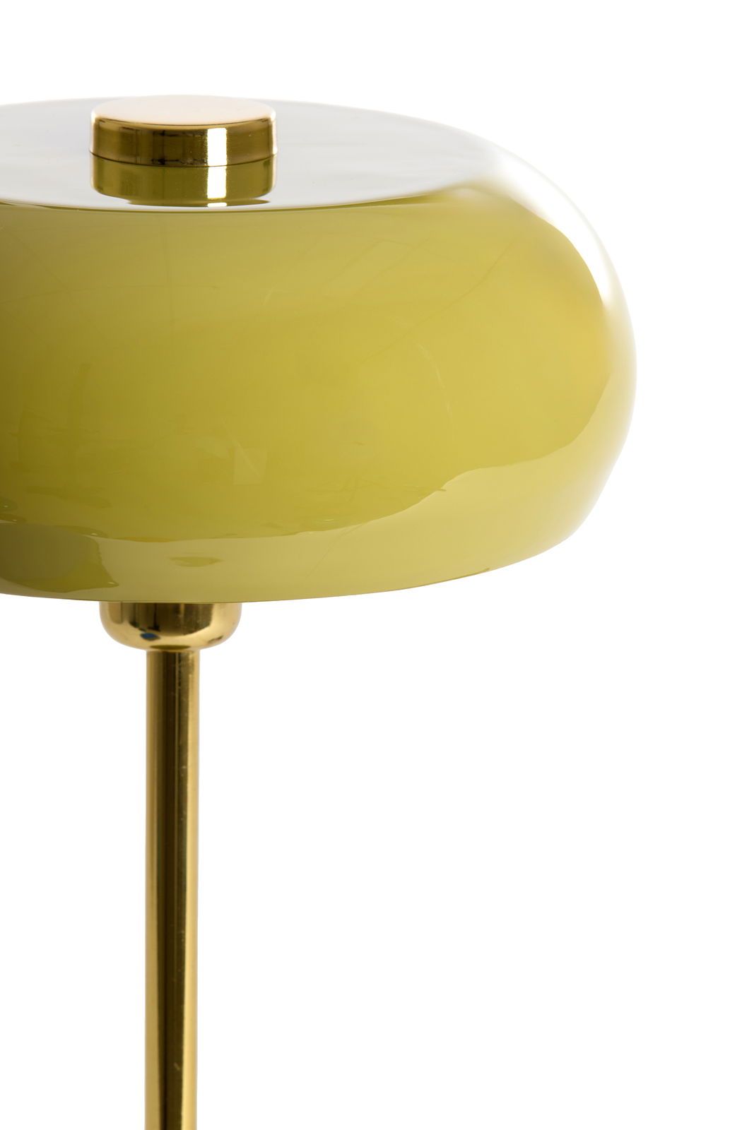 Nahaufnahme einer Tischleuchte mit glänzendem, olivgrünem Lampenschirm und goldenem Ständer, seitliche Perspektive