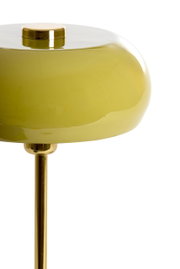 Nahaufnahme einer Tischleuchte mit glänzendem, olivgrünem Lampenschirm und goldenem Ständer, seitliche Perspektive