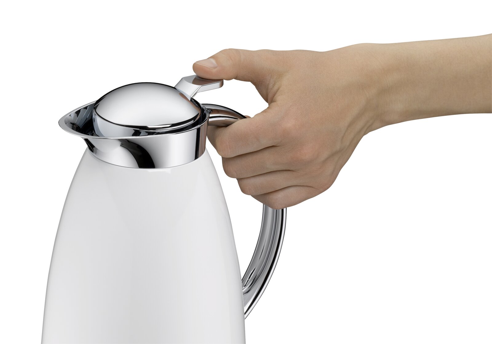 Weiße Thermoskanne mit glänzendem Chromdeckel und Griff, eine Hand drückt den Ausgießhebel; Nahaufnahme in seitlicher Perspektive.