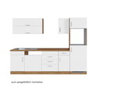 Moderne Küchenzeile in Weiß mit Holzdetails, bestehend aus mehreren Schränken und Schubladen, inklusive Spüle, aus frontaler Perspektive.