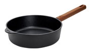 Gietijzeren pan met hoge rand 24 cm Eco L met houten handvat, zijaanzicht