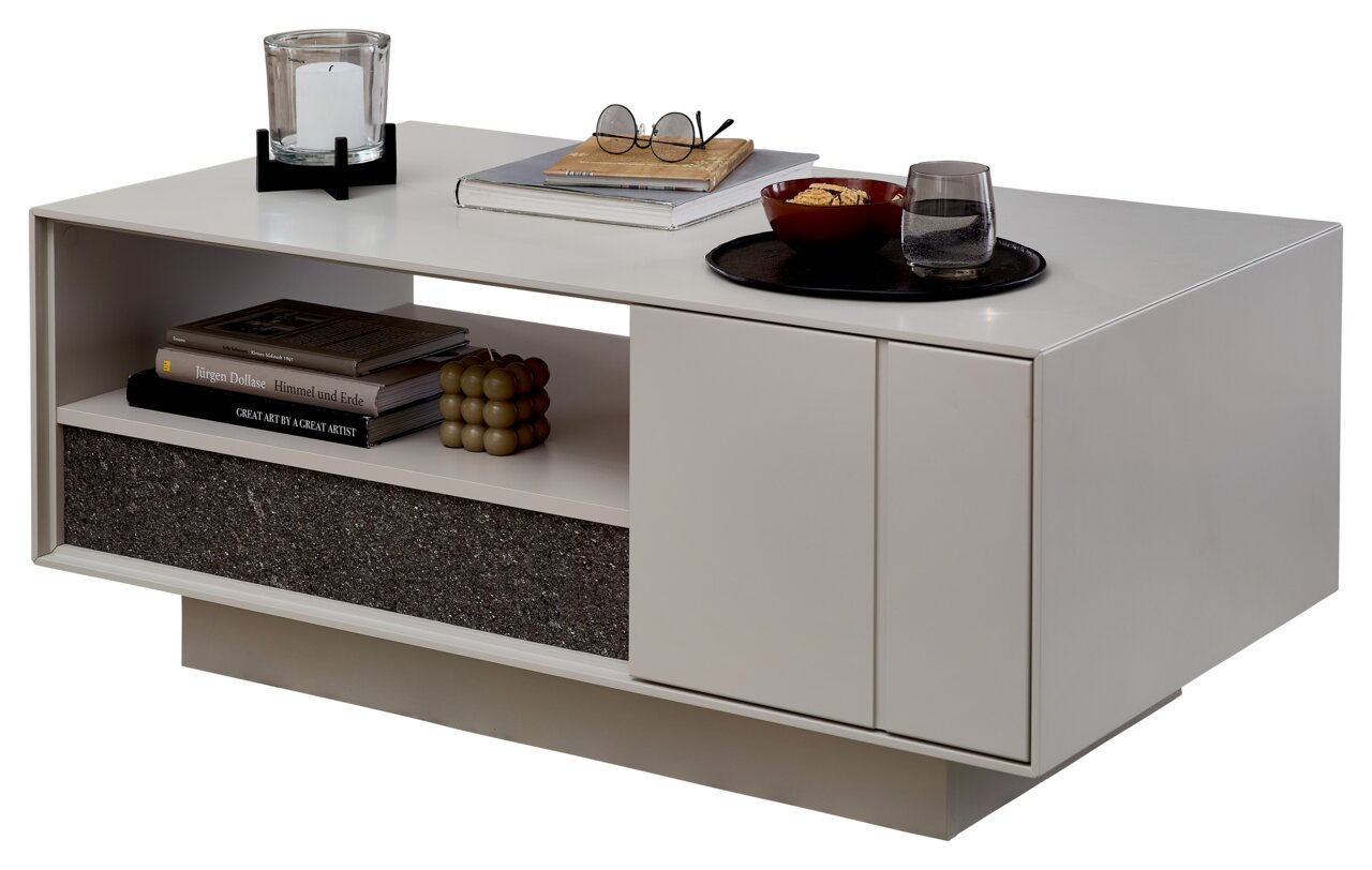 Moderner Couchtisch in hellem Design mit offener Ablage und dekorativen Gegenständen, seitliche Perspektive