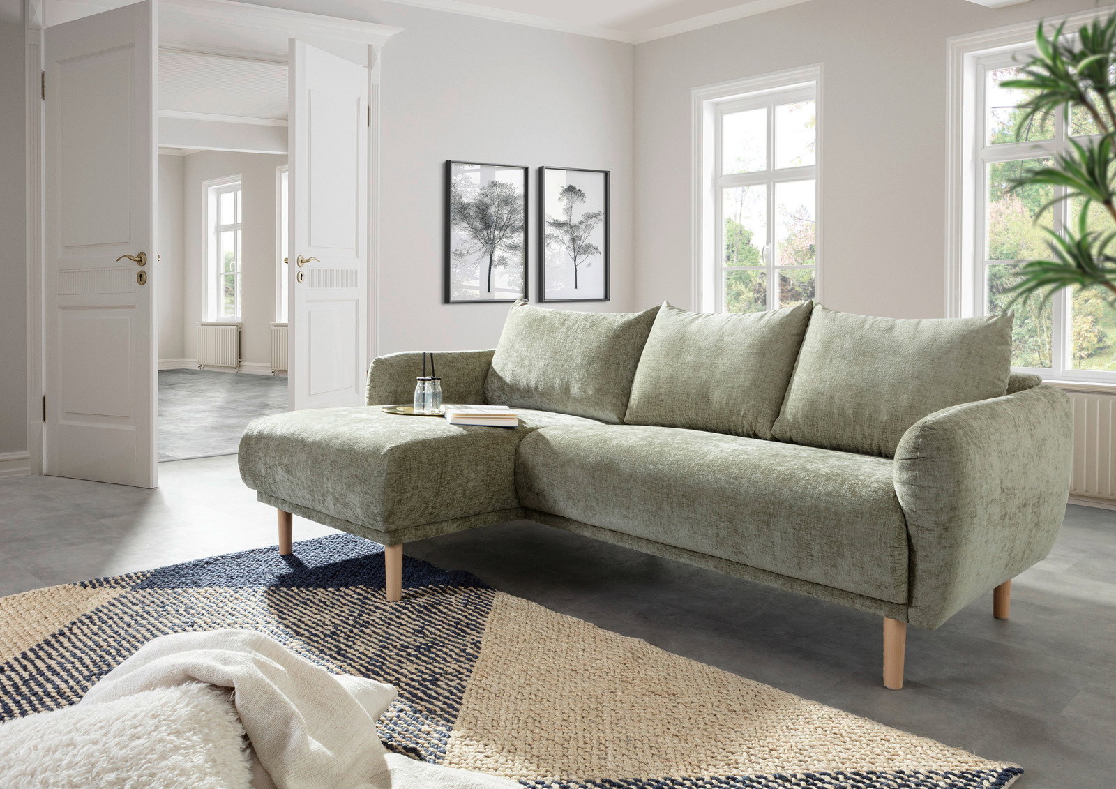 Z2 Ecksofa POWER Grünes Ecksofa mit linker Ottomane in einem modernen Wohnzimmer, seitliche Perspektive