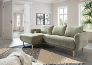 Grünes Ecksofa mit linker Ottomane in einem modernen Wohnzimmer, seitliche Perspektive