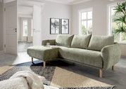 Grünes Ecksofa mit linker Ottomane in einem modernen Wohnzimmer, seitliche Perspektive