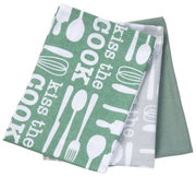 Dreiteiliges Geschirrtuch-Set 'Kiss The Cook' in Grün und Grau mit Küchenutensilien-Motiven, aus der Vogelperspektive.