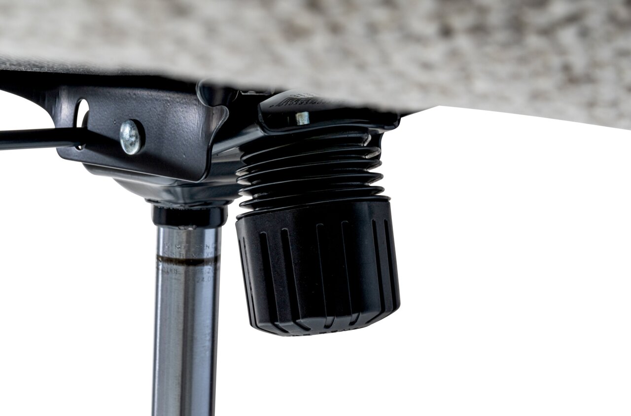 Nahaufnahme der Unterseite eines Drehstuhls mit Fokus auf die Mechanik und den Gaslift.