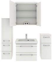 Badezimmermöbel-Set in Weiß, bestehend aus einem Spiegelschrank mit offenen Türen, einem Waschbeckenunterschrank mit integriertem Waschbecken und zwei Schubladen, sowie zwei zusätzlichen Hochschränken. Frontalansicht.