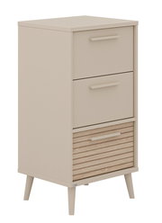 Beige Kommode mit drei Schubladen, davon eine mit Holzoptik, aus schräger Perspektive fotografiert