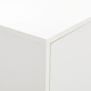 Nahaufnahme der Ecke eines weißen Highboards oder Sideboards aus der Perspektive von oben.