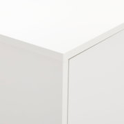 Nahaufnahme der Ecke eines weißen Highboards oder Sideboards aus der Perspektive von oben.