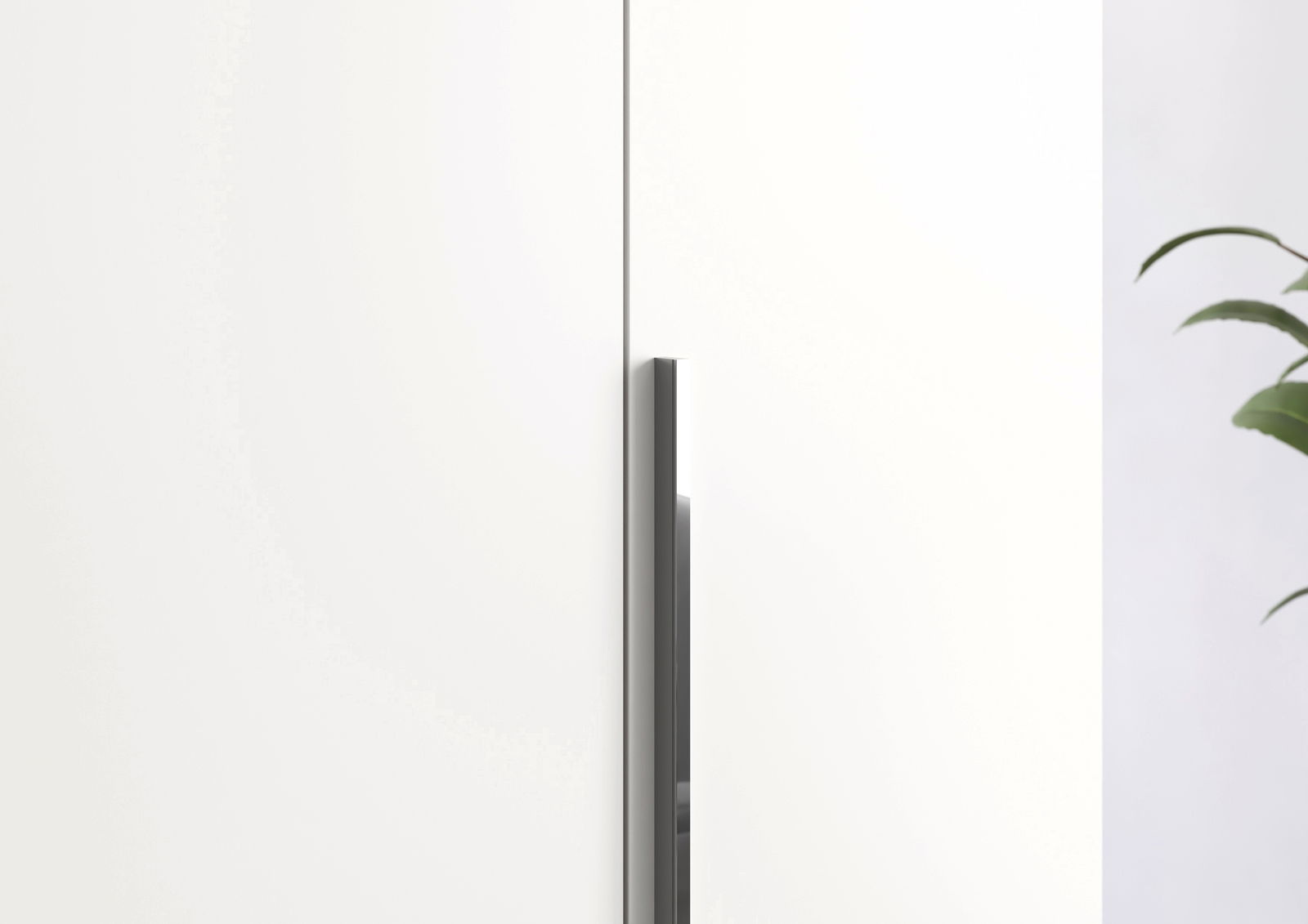 Nahaufnahme eines weißen Drehtürenschranks mit modernem, vertikalem Griff, seitliche Perspektive.