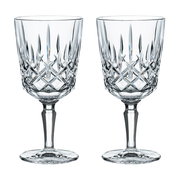 Zwei elegante Kristallgläser mit facettiertem Design, frontal abgebildet.