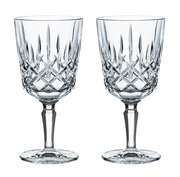 Zwei elegante Kristallgläser mit facettiertem Design, frontal abgebildet.