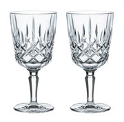 Zwei elegante Kristallgläser mit facettiertem Design, frontal abgebildet.