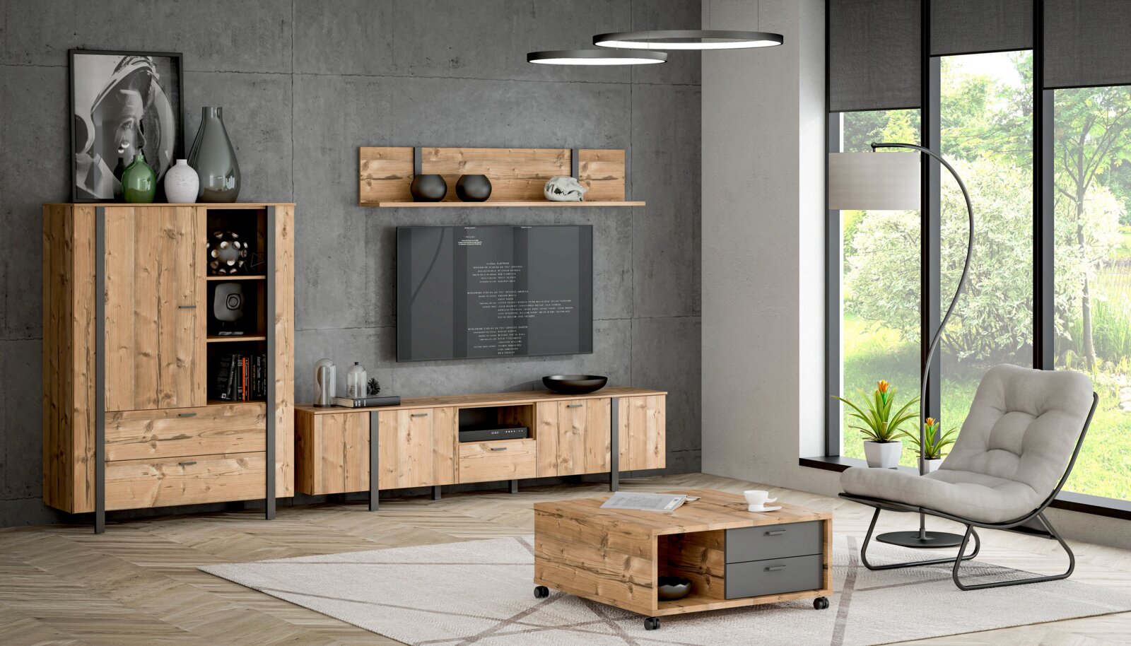 Modernes Wohnzimmer mit einem Highboard aus Holz, das links im Bild steht. Es hat offene und geschlossene Fächer. Die Perspektive zeigt das Highboard von vorne in einem stilvoll eingerichteten Raum mit grauen Wänden und großen Fenstern.