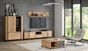 Een moderne woonkamer met een houten hoogkast, die links op de foto staat. De kast heeft open en gesloten vakken. Het perspectief toont de hoogkast van voren in een stijlvol ingerichte ruimte met grijze muren en grote ramen.