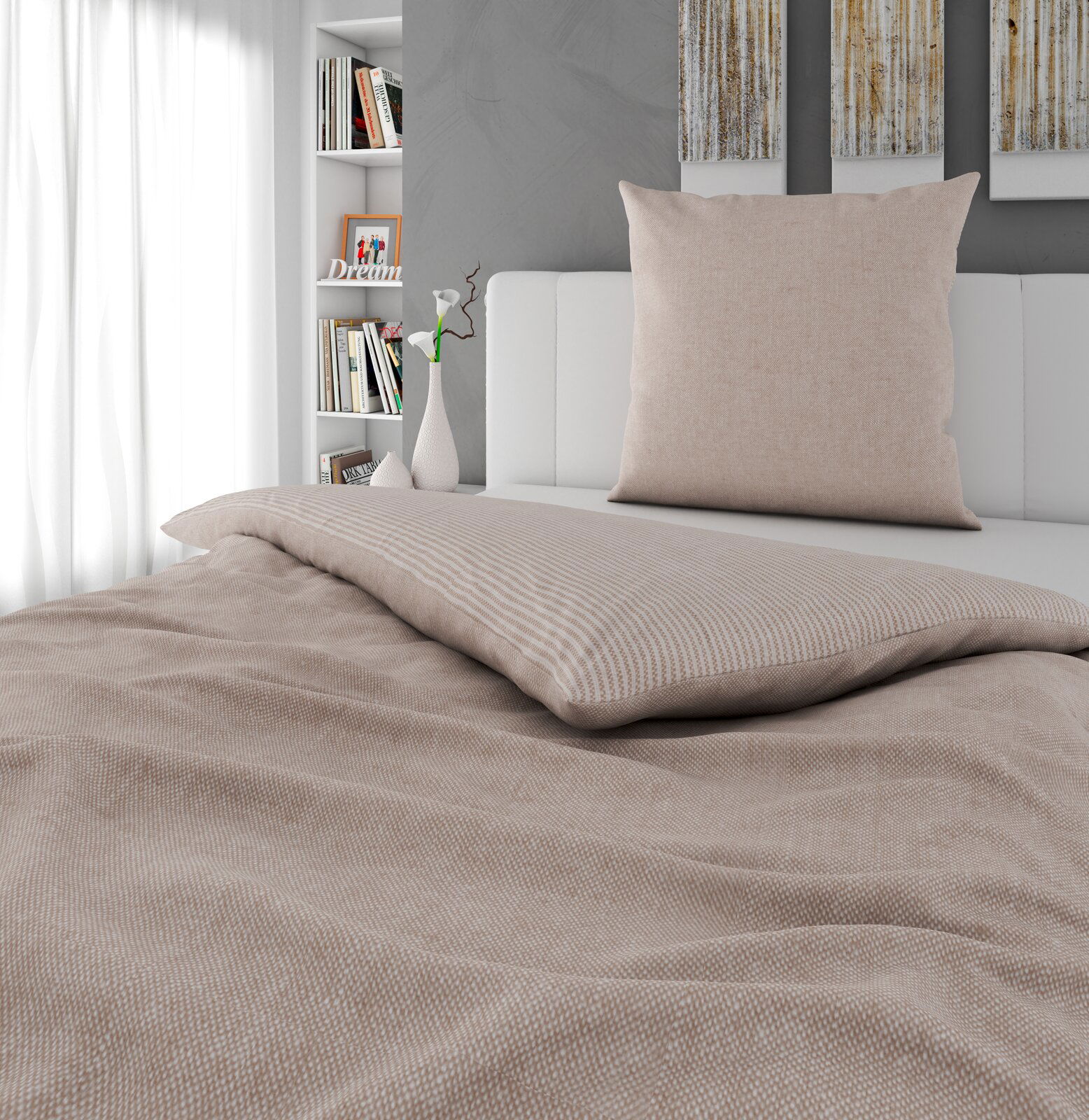 Novel Wendebettwäsche Beige Wendebettwäsche auf einem Bett, fotografiert aus einer seitlichen Perspektive mit einem Kissen im Hintergrund.