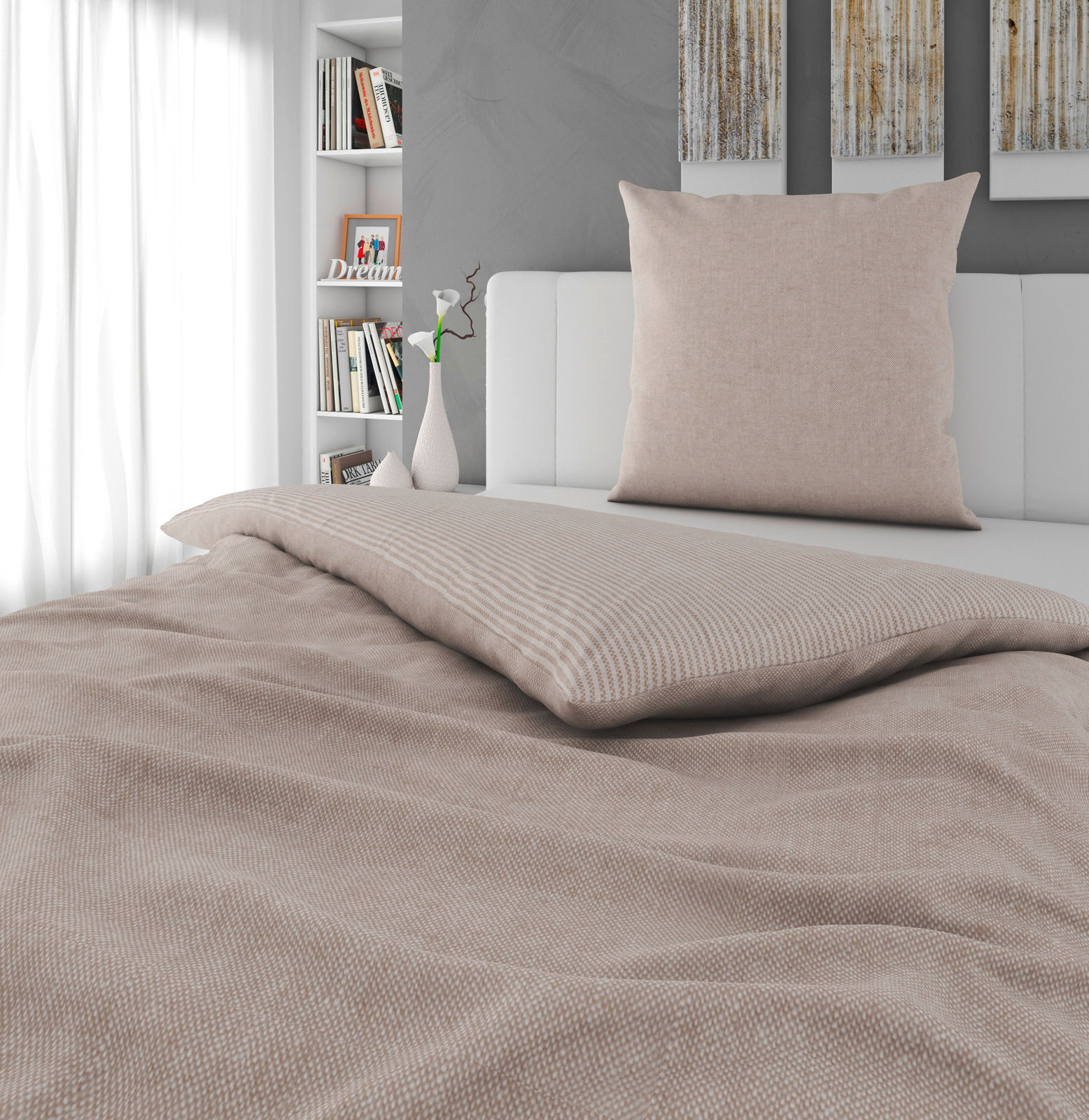 Beige Wendebettwäsche auf einem Bett, fotografiert aus einer seitlichen Perspektive mit einem Kissen im Hintergrund.