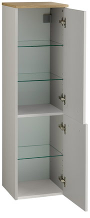 Smalle witte hoge kast met een afdekplaat in houtlook, twee open deuren en glazen planken, vrijstaand in vooraanzicht met een licht zijdelings perspectief