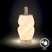 Warmweiß leuchtende, gedrehte LED-Laterne mit geriffeltem Schirm und Trageschlaufe, spritzwassergeschützt (IP44), freigestellt vor dunklem Hintergrund, Ansicht frontal mit leichter Aufsicht.
