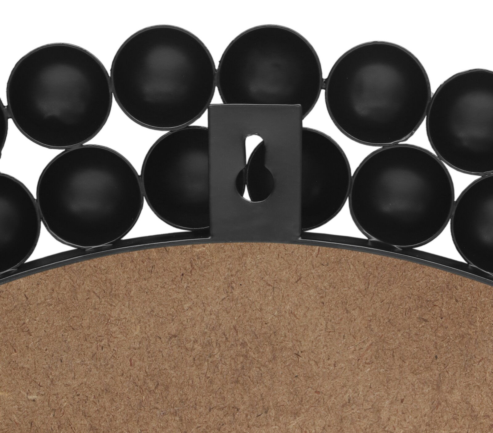 Rückansicht eines runden Spiegels mit dekorativem schwarzen Rahmen aus kreisförmigen Elementen.