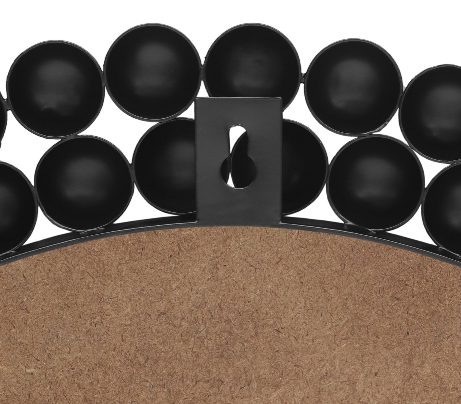 Rückansicht eines runden Spiegels mit dekorativem schwarzen Rahmen aus kreisförmigen Elementen.