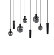 Moderne Pendelleuchte mit mehreren schwarzen und transparenten Lampenschirmen, von unten betrachtet.